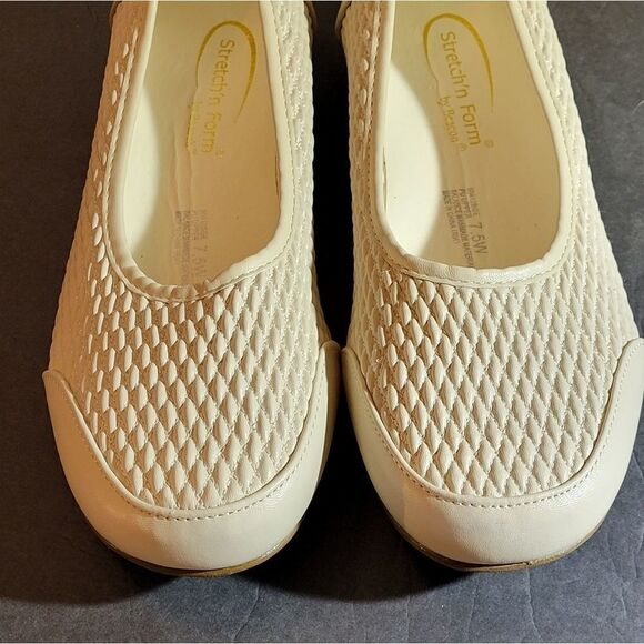 BRAND NEW STRETCH'S FROM BEACON WHITE FLAT SHOES - Picture 3 of 16